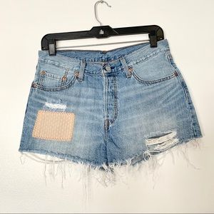 501 Levi’s Distressed Shorts with Patch Size W29